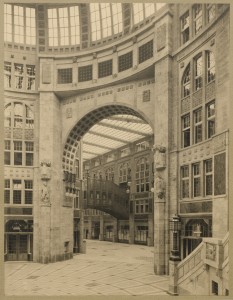 Architektonische Spielerei im Passage-Kaufhaus, 1908. Blick aus dem Kuppelraum in den Passage-Arm Richtung Oranienburger Straße auf die zweistöckige "Rialto"-Brücke.