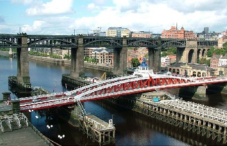 800px_High_Level_Bridge_and_Swing_Bridge___Newcastle_Upon_Tyne___England___14082004.jpg