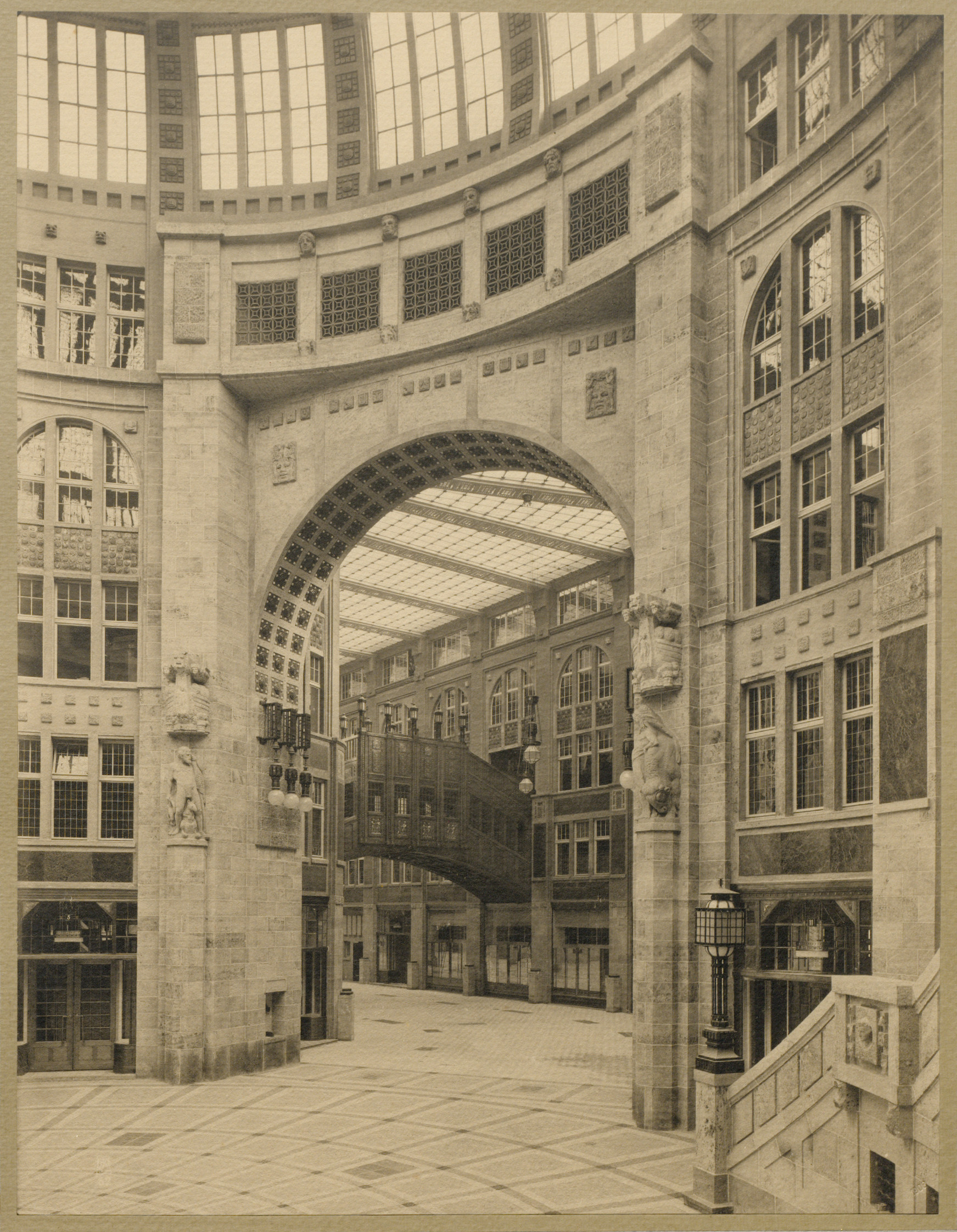 Berlin: Von der Friedrichstrassen-Passage zum „Tacheles“ – eine frühe „Mall“ und ihre wechselvolle Geschichte- Fotoausstellung im Deutschen Technikmuseum