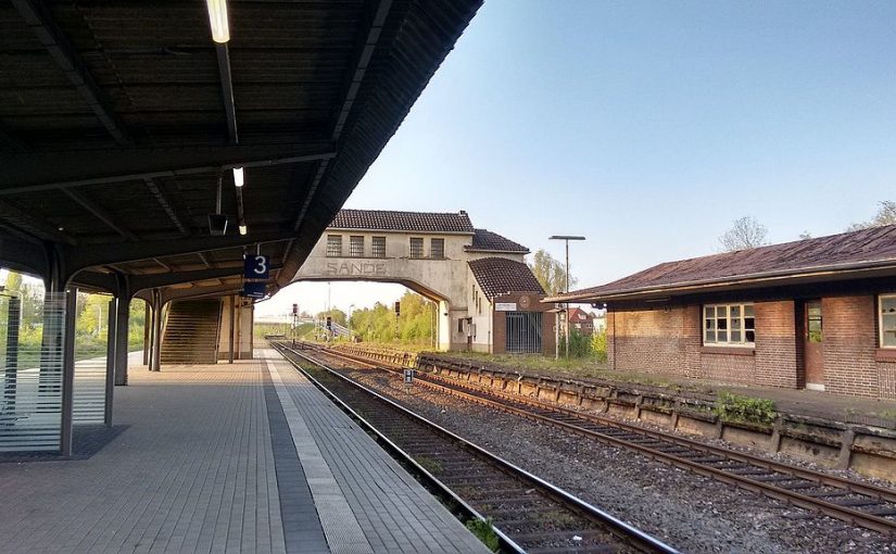 Sande/Niedersachsen: Bahnsteigüberführung aus Stahlbeton soll fallen